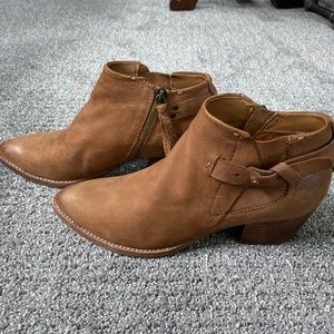 Ankle leather boots